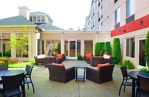 Hilton Garden Inn Seattle/Renton in Renton, image may contain: Backyard, Grass, Villa, Neighborhood
