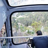 急勾配を下るケーブルカー