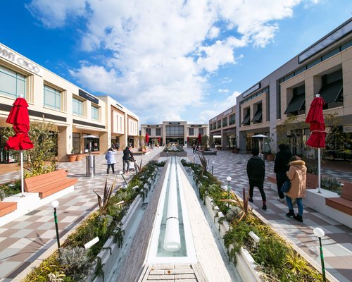 Inside a Huge Japanese Shopping Mall 