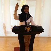 gaya dipodium kepresidenan. Sudah mirip apa belum? :-)