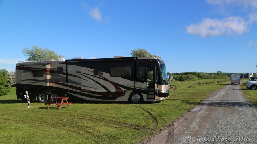 Grands emplacements "pull through" pour grands camping-cars