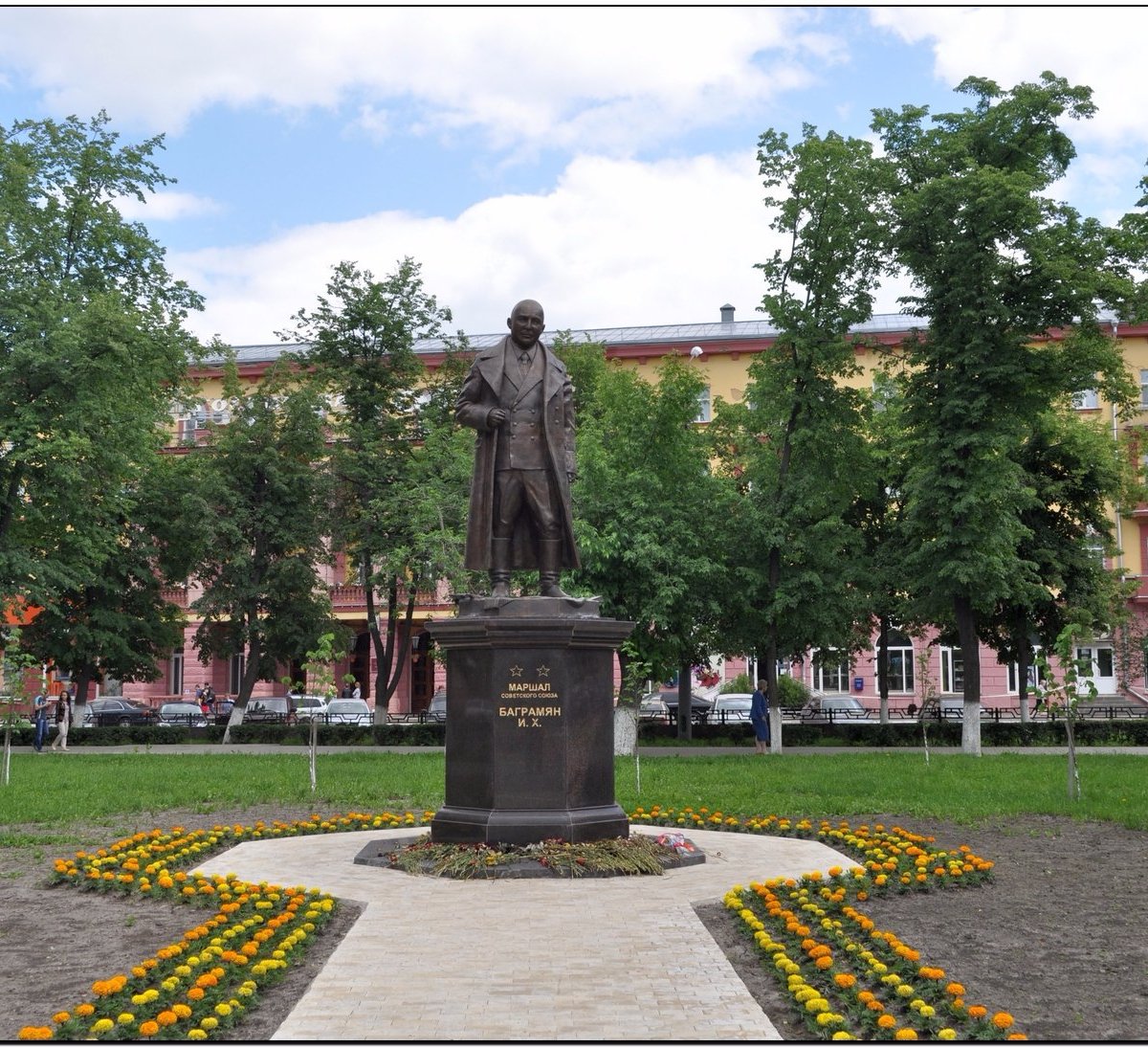 Памятники в орле. Памятник Баграмяну в Орле. Сквер танкистов Баграмян Орел. Сквер танкистов в Орле памятник Баграмяну. Иван Баграмян памятник.