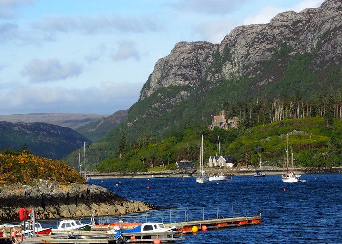Plockton Harbour mit Blick auf Duncraig Castle