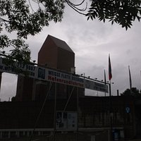 Gegenüber der Stadtmauer, hier werden die Hafenrundfahrten angeboten.