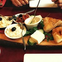 Starters breads and dips, delicious and presented very nicely.