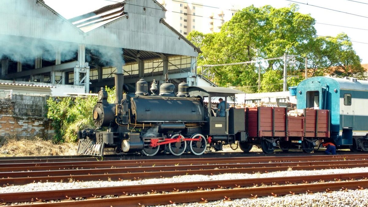 Trenzinho solta fumaça de verdade locomotiva vagões trilhos e estação