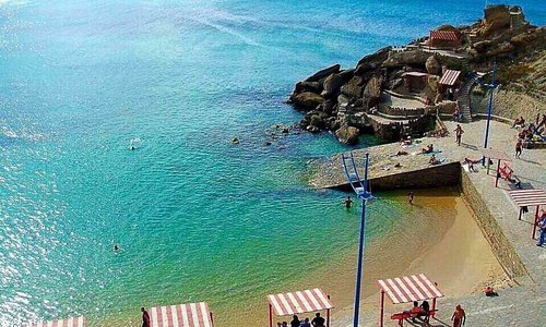 É uma pequena vila
Muito calma 
Com bons restaurantes
Boas ondas para desportos de mar
Praias on