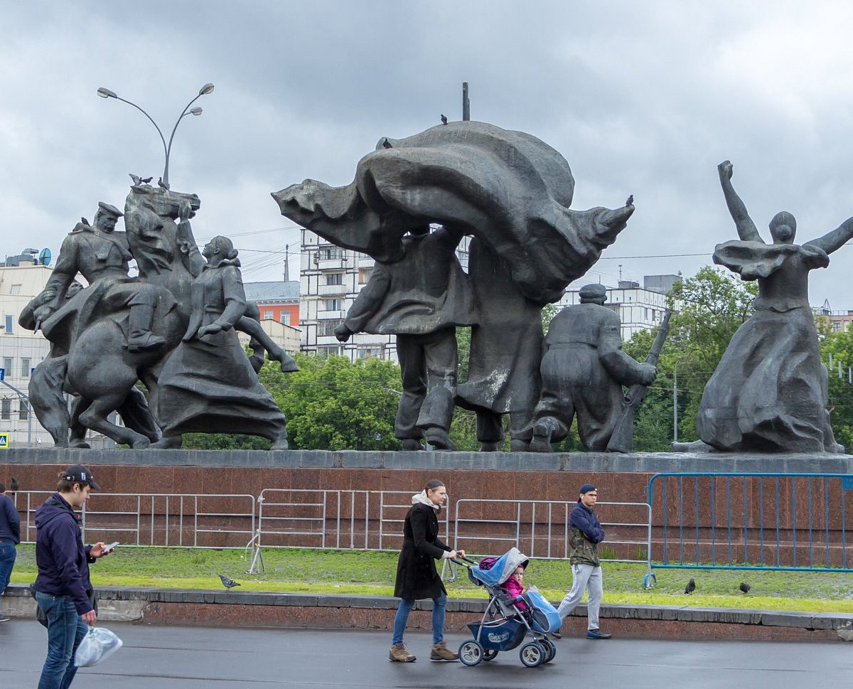 Монумент памяти. Москва улица 1905 года монумент. Памятник на улице 1905 года. Улица 1905 года памятник казак. Скульптурная композиция у станции метро улица 1905 года.