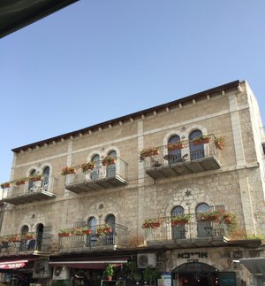 Our stay here was wonderful. It was clean, well located and convenient to dining and transportat