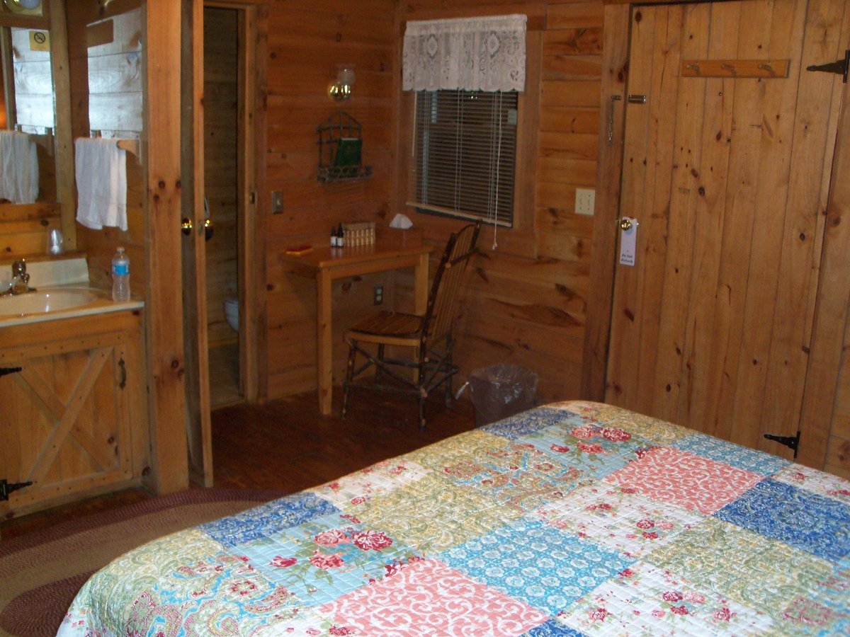 Shipshewana Campground & Amish Log Cabin Lodging Rooms: Pictures ...