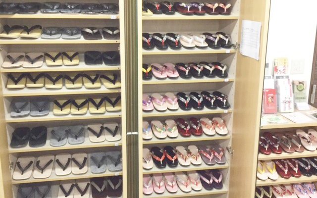 草履、下駄もデザイン豊富　毎日綺麗にお手入れしています