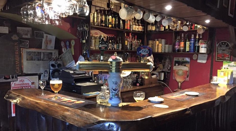 un bar accueillant