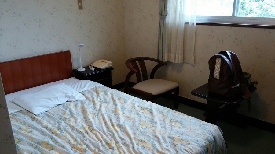 かなり古い。温泉も古い。reformしたらいいと思った。女将さんが1人でやってるので、現実は難しいのかも？　じゅうたんの掃除もいまいち。夜ゴキブリ2匹、クモが出た！退治しに来てもらいました。都