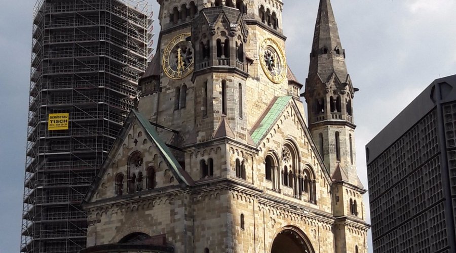 Vista desde Budapester Strasse de la Iglesia conmemorativa Emperador Guillermo