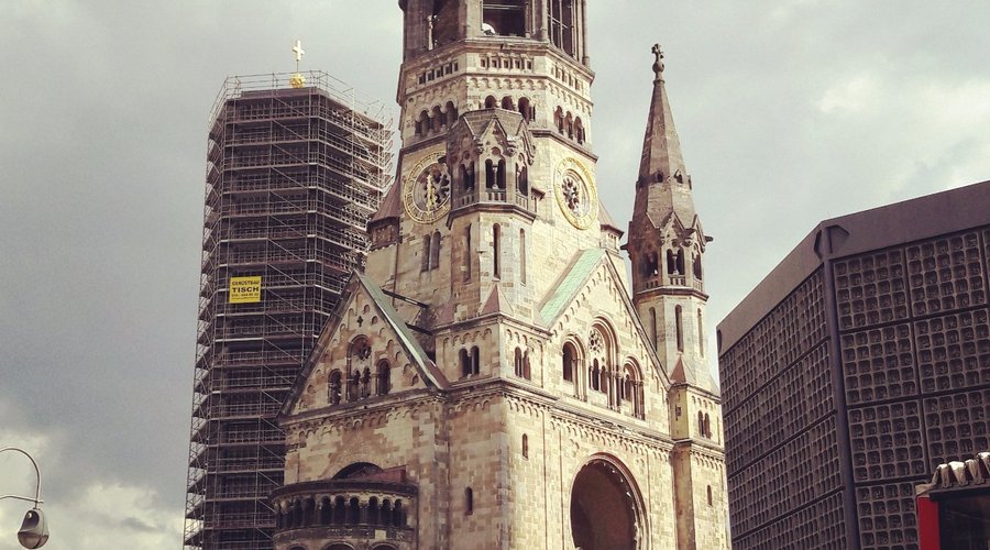 Vista desde Budapester Strasse de la Iglesia conmemorativa Emperador Guillermo