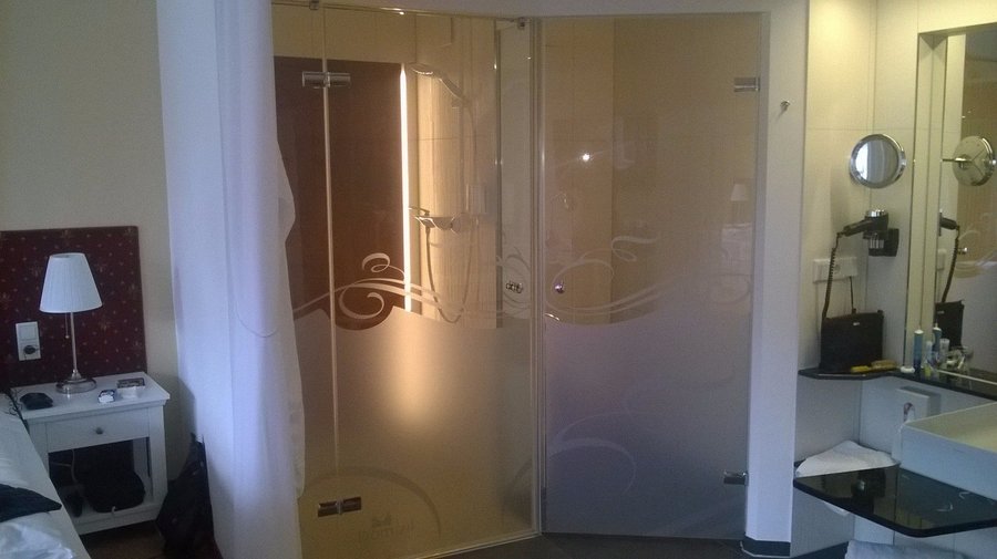 Dusche und Toilette im Zimmer