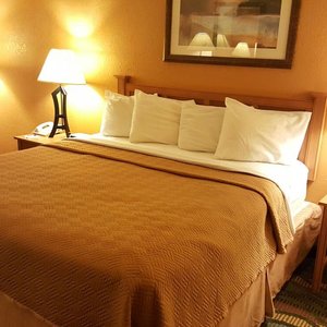 Travelodge by Wyndham Muskegon in Muskegon, image may contain: Hotel, Building, Inn, City