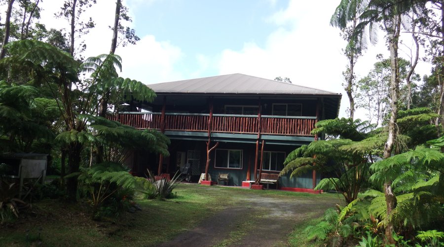 Aloha Crater Lodge and Lava Tube. 5 room Bed and Breakfast and Vacation Rental. E Como Mai.