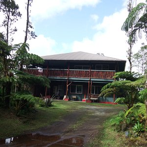 Aloha Crater Lodge and Lava Tube. 5 room Bed and Breakfast and Vacation Rental. E Como Mai.