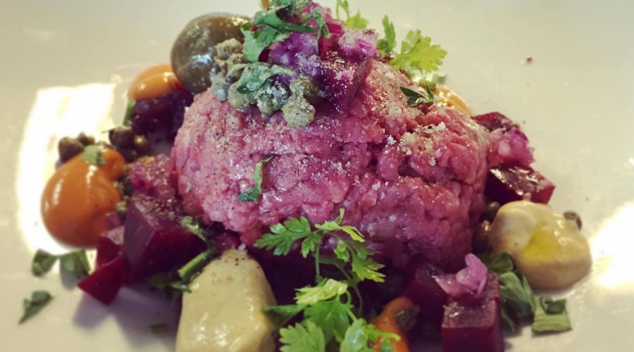 Råbiff av svenskt naturbeteskött med fina tillbehör!