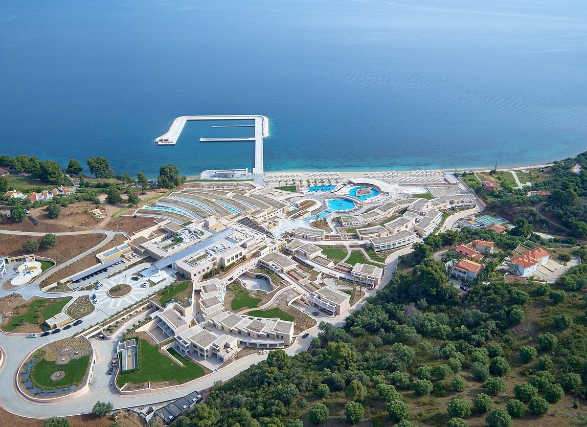 Foto de Miraggio Thermal Spa Resort, Paliouri: Parete di piante vere  accanto alla sala ristorante - Tripadvisor