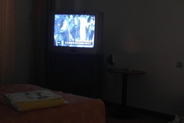 Siyah beyaz tüplü tv
