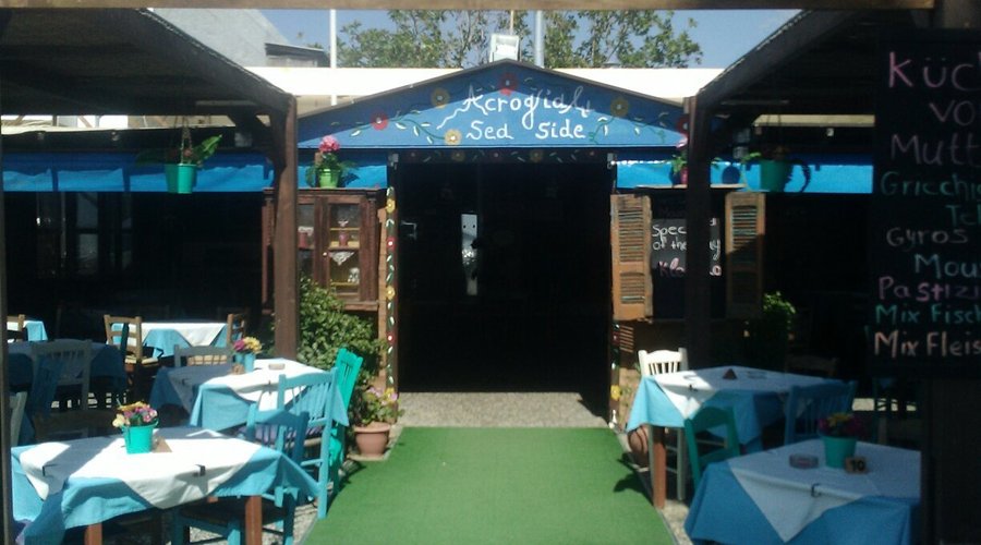 Akrogiali means Sea Side in Greek