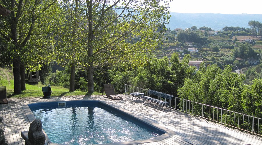 Piscina com a montanha ao fundo