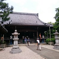 参拝に訪れる人も多かった。