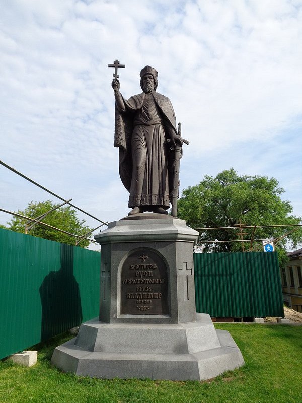 Памятник князю Владимиру Красное Солнышко и святителю Федору