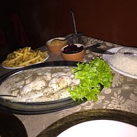 Camarão ao molho de queijos com acompanhamentos, como: arroz, batata frita, saladas.