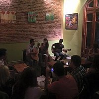 Noche de música en el bar.