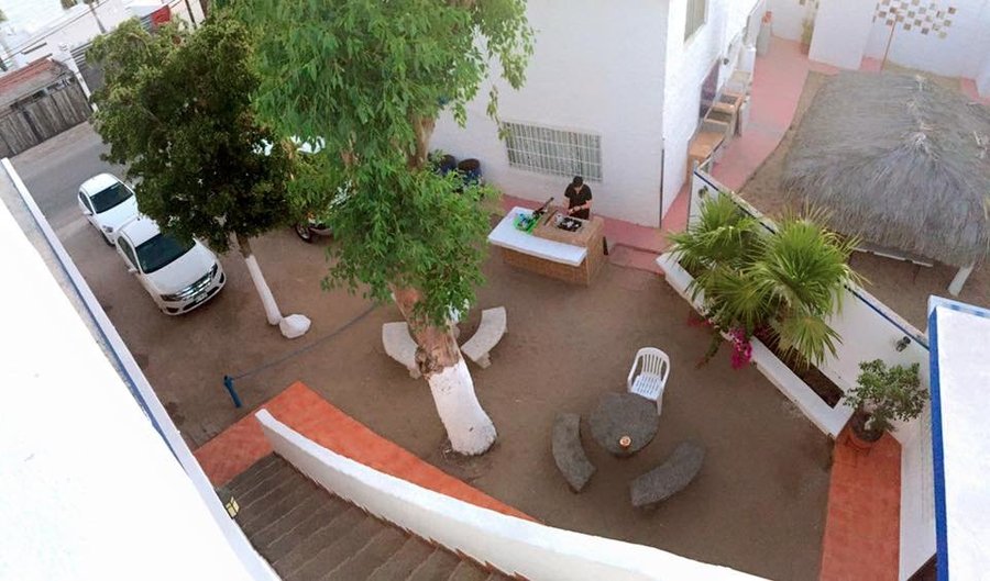 Área común con asador, dos mesas picnic y regaderas para después de la playa. 