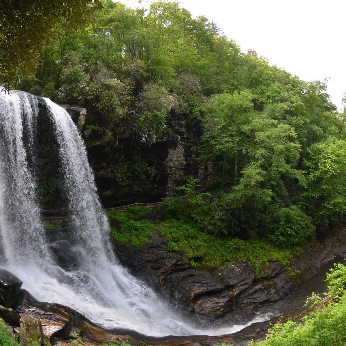 Экран водопад это. Водопады Северного Гоа. Водопад 10 мегабайт.