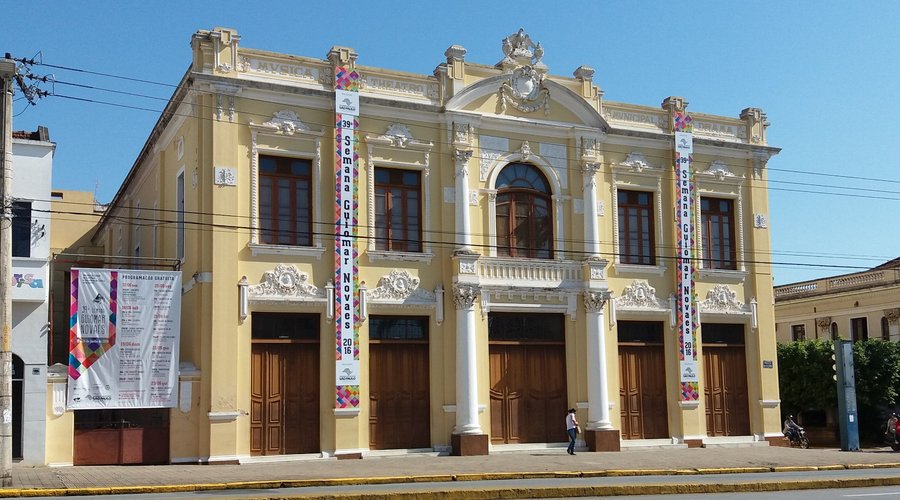 Frente do teatro