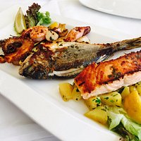 Fisch(t)raum-Teller: Lachs, Goldbrasse, Scampi, Oktopus und Beilage
