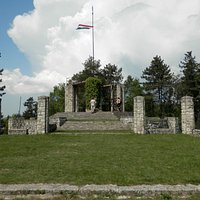 Látható a létra, és az oszlopok tetején végigfutó kerengő