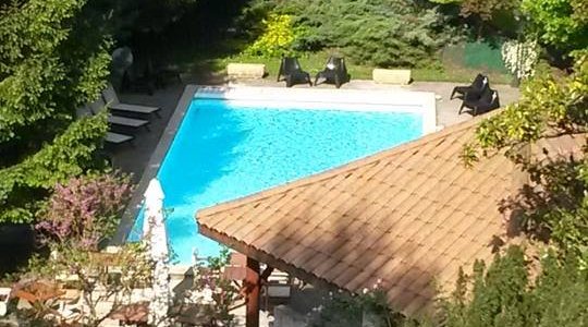 piscine et parc au centre de Saint Jean