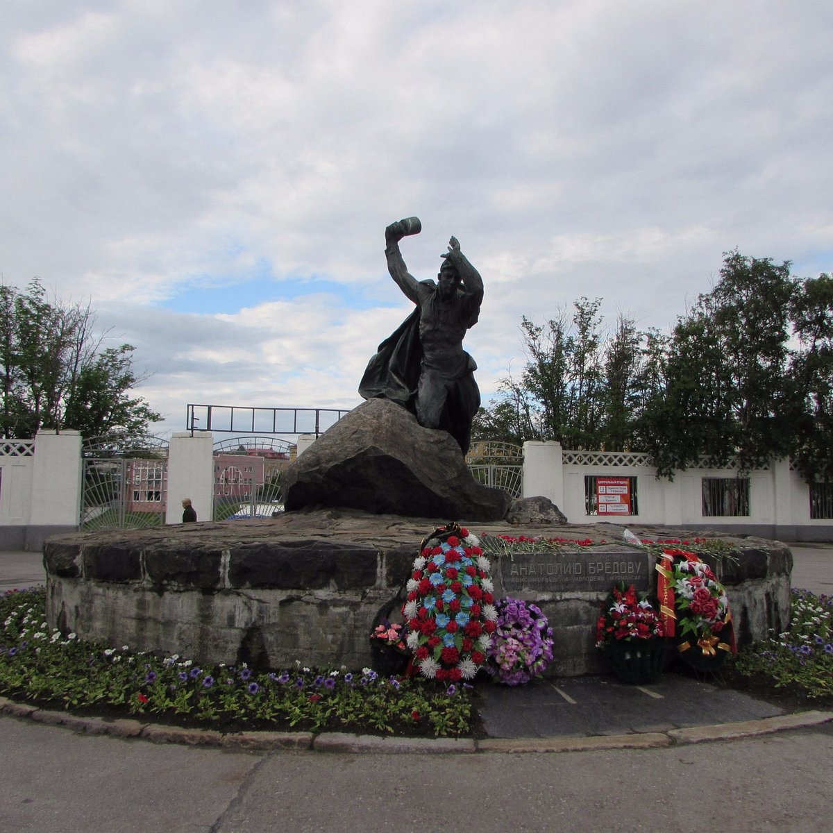 Памятник бредову в мурманске. Памятник Анатолию Бредову в Мурманске. Памятник Анатолию Бредову. Мурманский памятник Бредову.