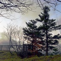 Le belvedere avec ses barrieres en bois et sa table d'orientation