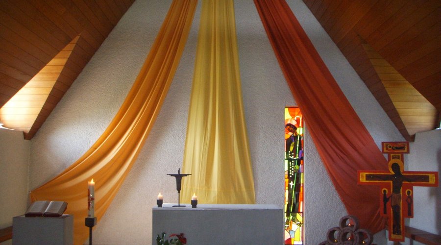 Bruderklausen-Kapelle Innenansicht mit Taizé Kreuz und Taizé Tücher