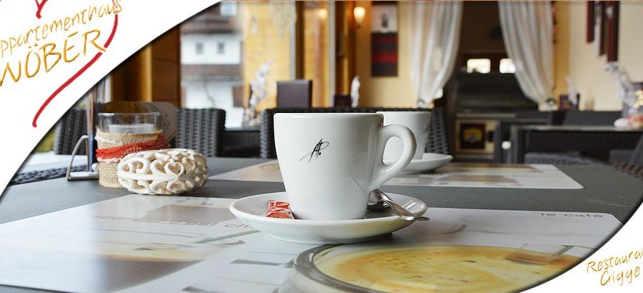 Ganztags Kaffee und frisch Kuchen und Strudel.