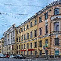 Фасад дома Гарновского со стороны набережной реки Фонтанки