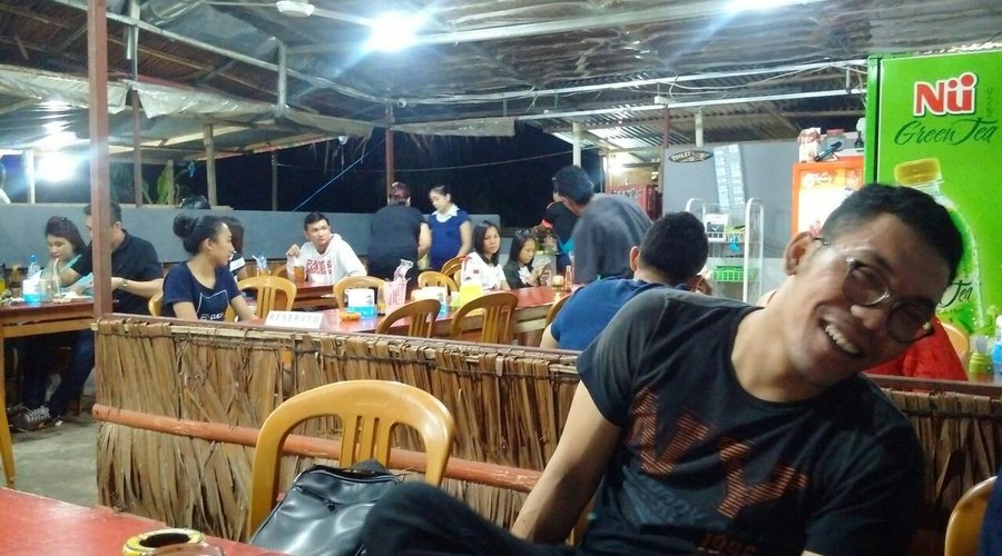 Suasana Dabu Dabu Lemong saat malam hari