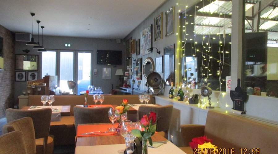 Jolie salle décorée qui donne sur le manège