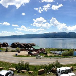 Il lago e il ristorante davanti all'alloggio con vista