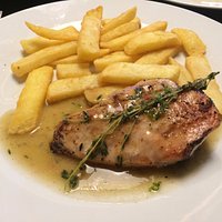 Přírodní kuřecí prsíčka s citronovým přelivem a steakovými hranolky