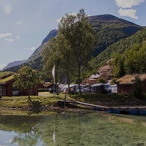 Bilde mot campingen fra badedammen