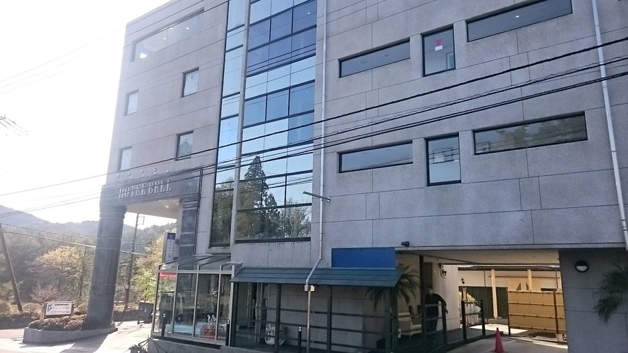 ホテル外観。未舗装ですが、向かいに大きな駐車場有り