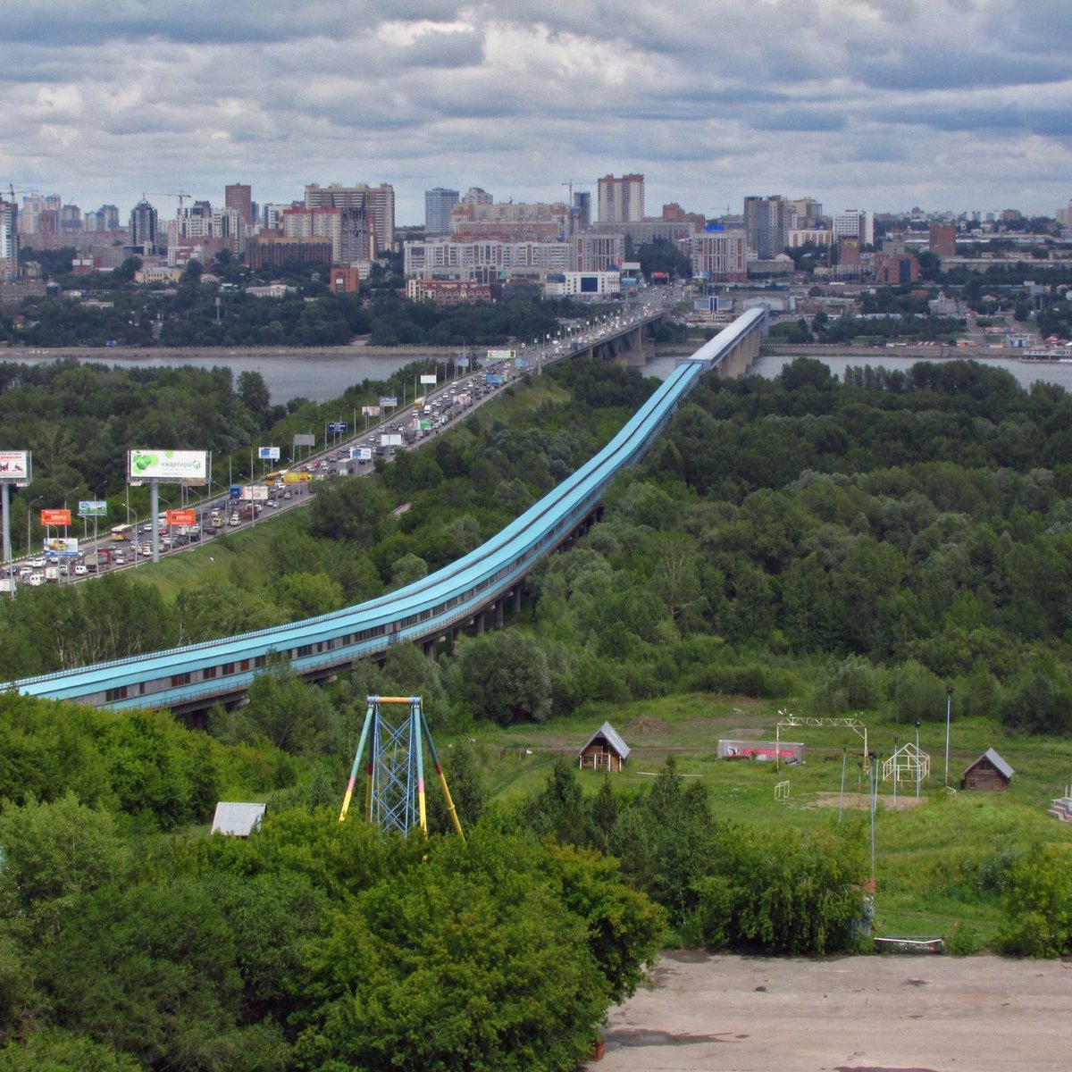 Где в новосибирске можно. Новосибирский метромост Новосибирск. Мост метро Новосибирск. Новосибирский метромост самый длинный в мире. Метромост Новосибирского метрополитена.